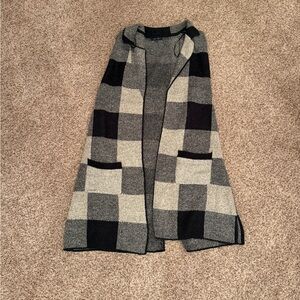 Women’s Love Tree black and white plaid sleeveless cardigan, size L